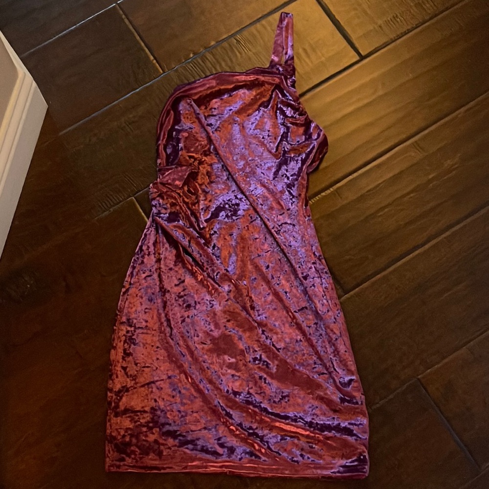 SUPERDOWN (REVOLVE) MAGENTA SHORT OPEN BACK PROM DRESS SIZE: MEDIUM WORN ONCE!!!